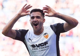 Maxi Gómez, durante un partido con el Valencia CF.