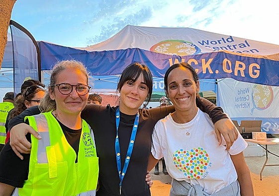 Voluntarias del punto de reparto del colegio San Carlos de Albal, junto a la cantante Aitana. LM