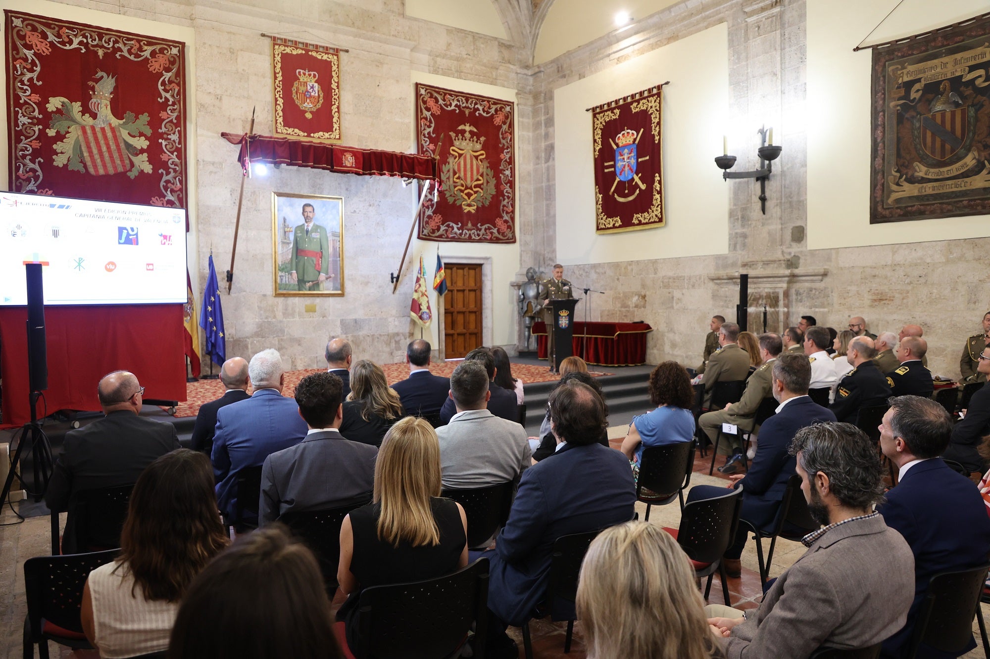 Imagen principal - Arriba, un momento del acto. Abajo (izquierda), el Embajador de la Marca Ejército de Tierra por la Comunidad Valenciana, David Casinos; a la derecha, la alumna que ha hablado en nombre de todos los premiados, Ana Cases.