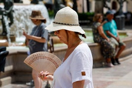 Una mujer se protege del calor.