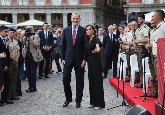 Los Reyes acuden por sorpresa a un concierto en la plaza Mayor de Madrid