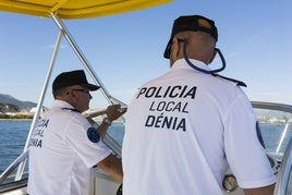 Policía Local de Dénia vigilando el litoral durante el verano.