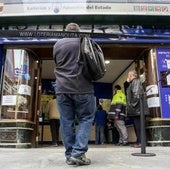 Varias personas esperan en una administración de Loterías y Apuestas del Estado.