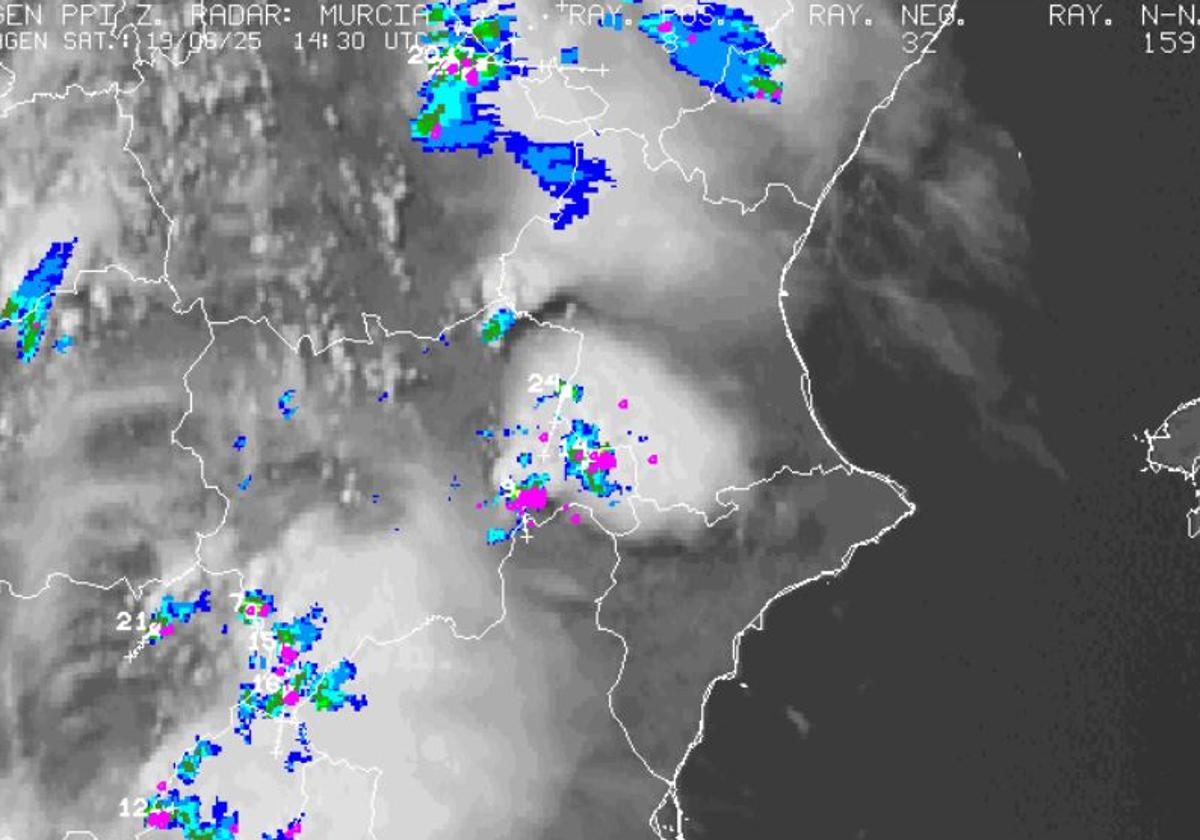 La imagen del radar muestra actividad tormentosa en el interior de la Comunitat.