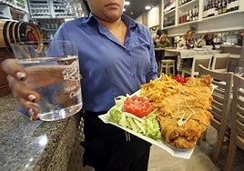 Un restaurante ofrece un vaso de agua, imagen de archivo.