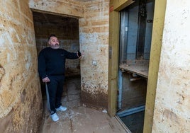 Un vecino de Benetússer muestra un ascensor averiado en la finca donde vive.