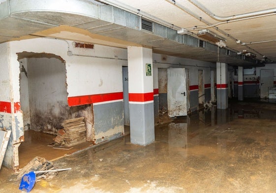Destrozos de la dana en el aparcamiento apocalíptico de La Torre.