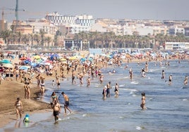 La playa de la Malvarrosa, con muchos bañistas este viernes.
