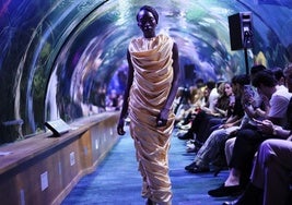 Uno de los diseños de Madi, en el desfile en l'Oceanogràfic.
