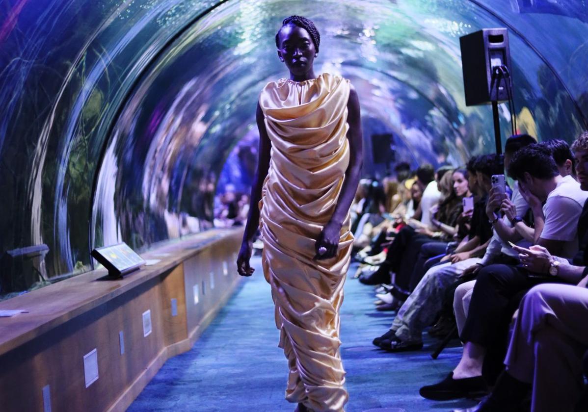 Uno de los diseños de Madi, en el desfile en l'Oceanogràfic.