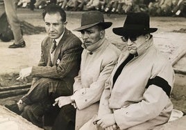 Eduardo Cubells aparece en el centro de la imagen tomada en el banquillo del antiguo Metropolitano. A la izquierda, Jacinto Quincoces, y a la derecha Luis Casanova, acompañan al valenciano que más tiempo permaneció como entrenador del club de Mestalla. Cubells dirigió al Valencia durante 3 temporadas seguidas.