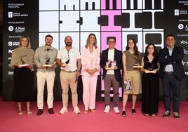 Las marcas ganadoras de la noche con Eva Prieto (centro) y José Manuel Selma (derecha)