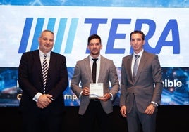 David Santiago (centro) recoge el premio de AVIA a la movilidad y sostenibilidad junto a Francisco Segura (derecha) y Jesús García (izquierda)
