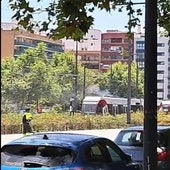 El tranvía, detenido y con humo en lo alto del vagón, tras el accidente.