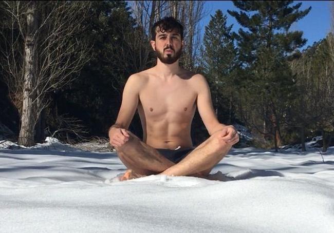 Gabriel Sanz realizando ejercicios de respiración en la nieve