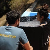 Gabriel Sánchez, instructor certificado, dando un taller de baños helados del Método Wim Hof