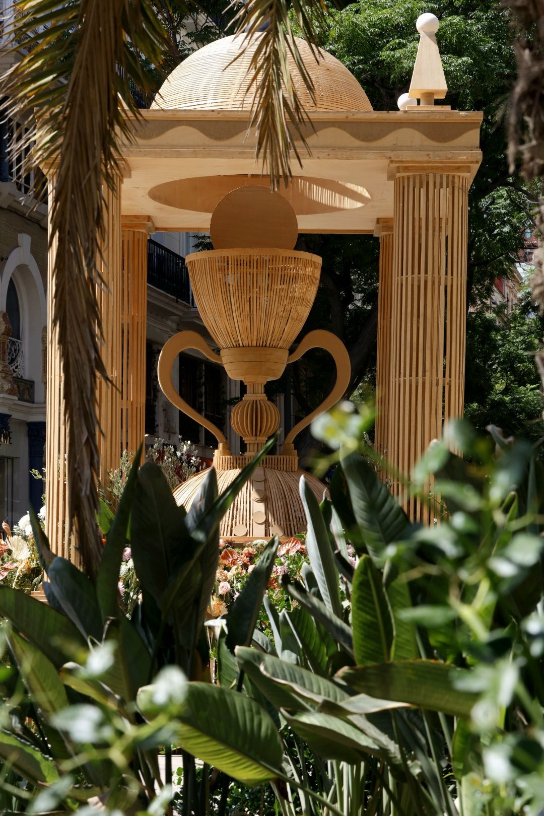Fotos del monumento de arte floral de Amics del Corpus en la plaza de la Reina de Valencia