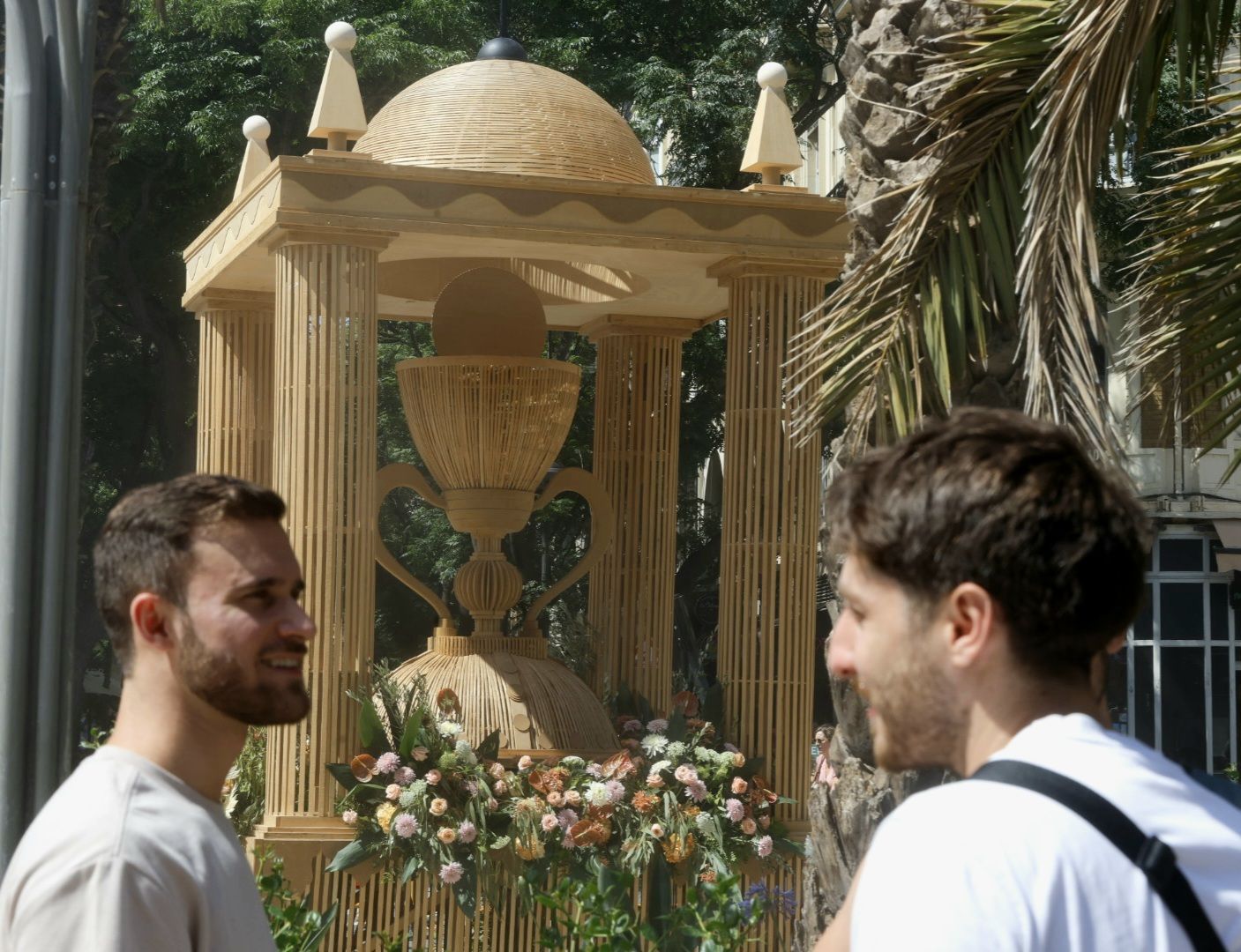 Fotos del monumento de arte floral de Amics del Corpus en la plaza de la Reina de Valencia