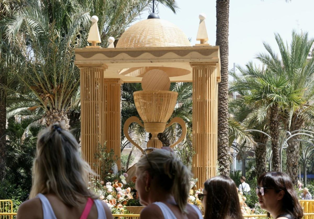 Fotos del monumento de arte floral de Amics del Corpus en la plaza de la Reina de Valencia
