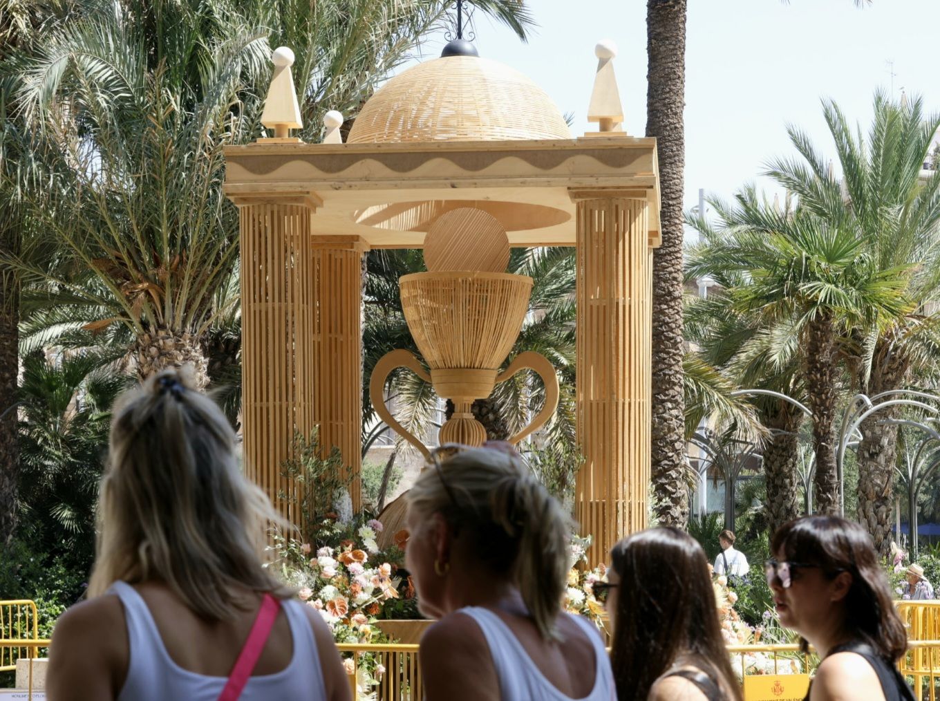 Fotos del monumento de arte floral de Amics del Corpus en la plaza de la Reina de Valencia