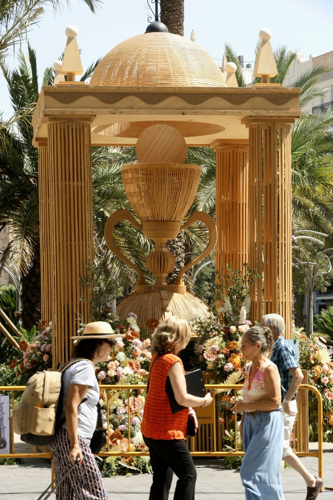 Fotos del monumento de arte floral de Amics del Corpus en la plaza de la Reina de Valencia