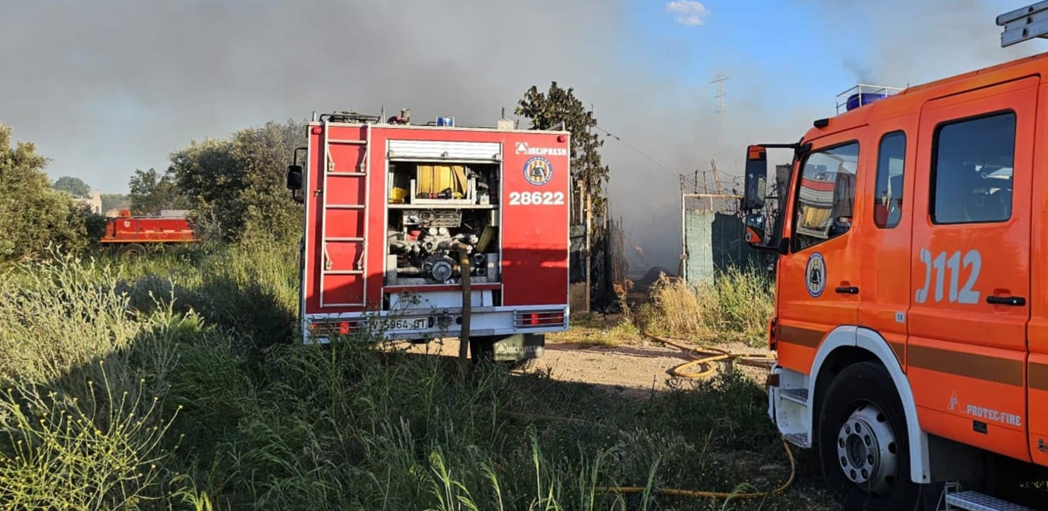 Vehículos de bomberos en labores de extinción en una imagen de archivo.