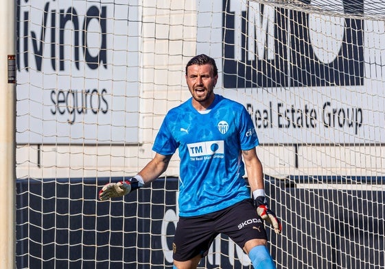 Dimitrievski, durante partido de pretemporada con el Valencia.