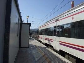 Apeadero de l'Alcudia de Crespins con los barracones.