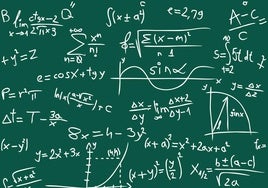 Una pizarra con fórmulas matemáticas.
