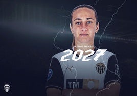 El cartél con la renovación de Yasmin Mrabet.