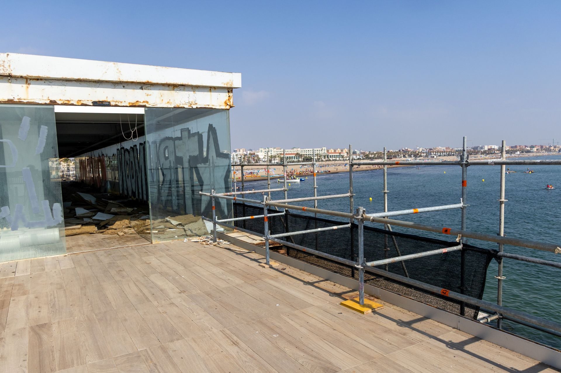 De restaurante de lujo en la Marina a chatarra sobre las olas