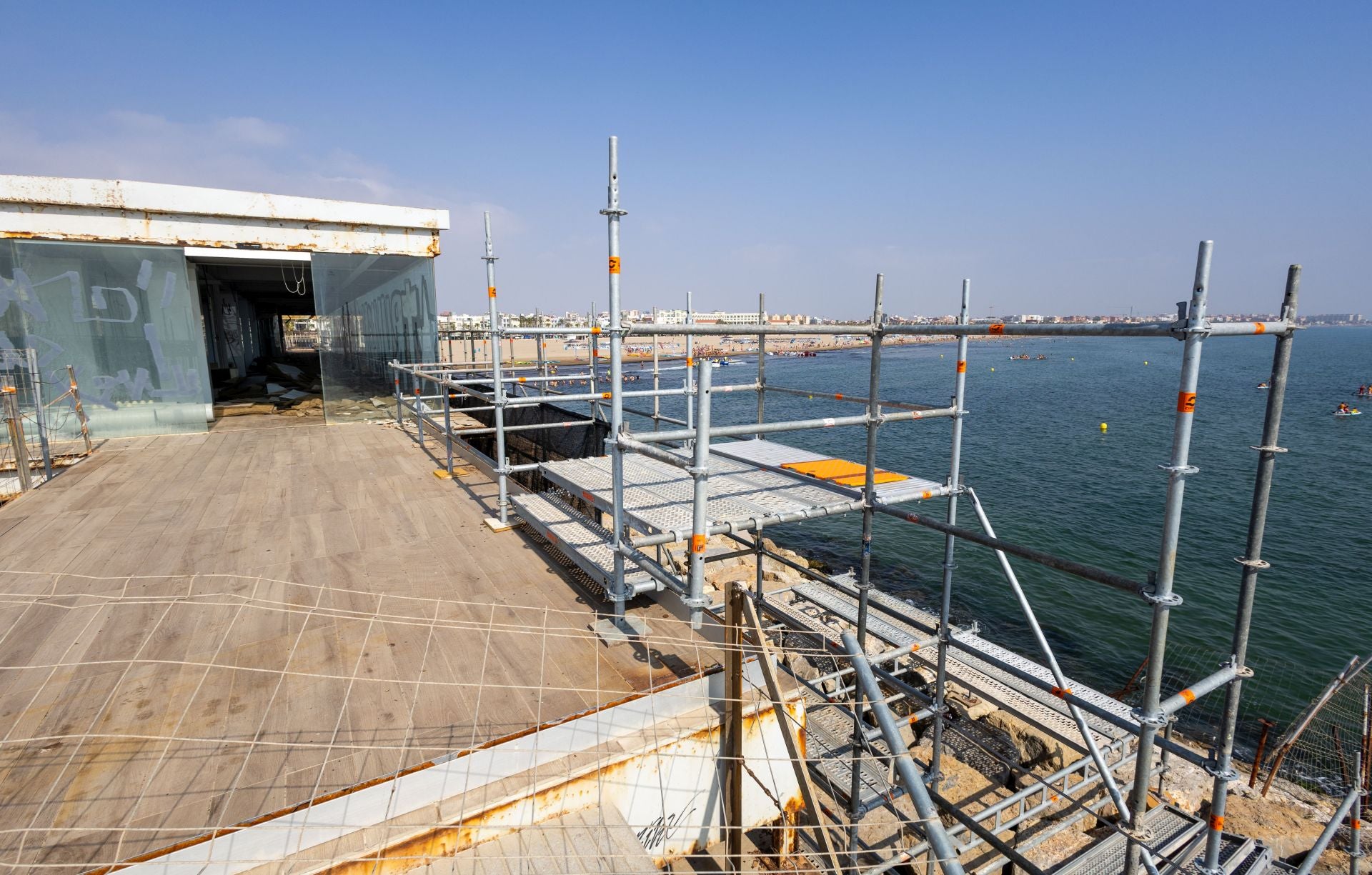 De restaurante de lujo en la Marina a chatarra sobre las olas