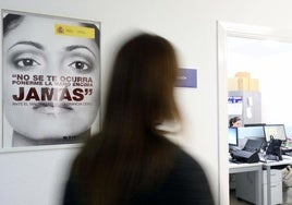 Una víctima entra en la oficina de la Unidad de Atención a la Familia y Mujer (UFAM).