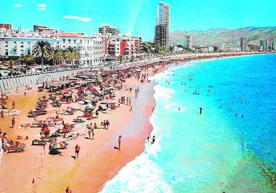 Año 1972. Los edificios de apartamentos empiezan a perfilar el litoral.