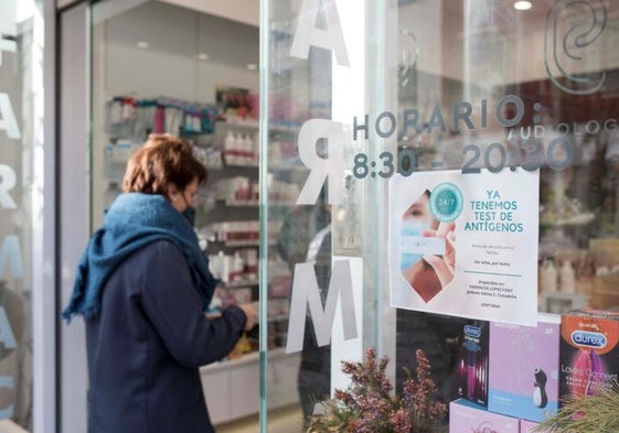Una clienta entra a una farmacia.