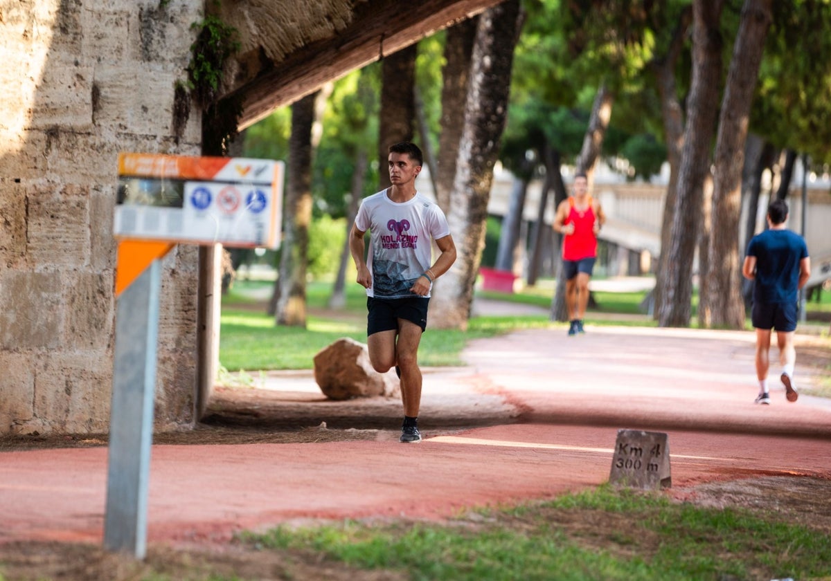 Un corredor aficionado, por el carril de running del cauce.