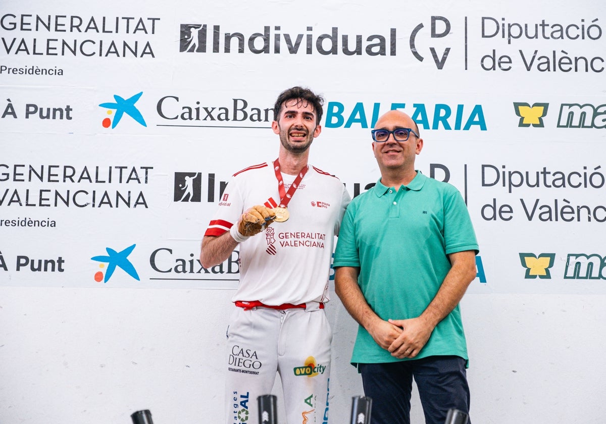 Marc, pilotari de Monserrat posa feliz tras la ganar la final de escala i corda de individual.