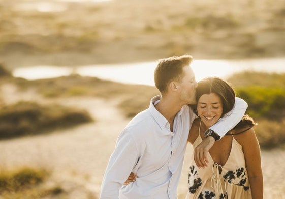 Vicent y Sofía, en unas imágenes de la preboda en el Saler, un lugar que el fotógrafo Alfonso Calza adora para sus fotos.