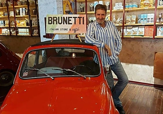 Bruno Squarcia posa en la tienda de productos italianos que regenta en Madrid.