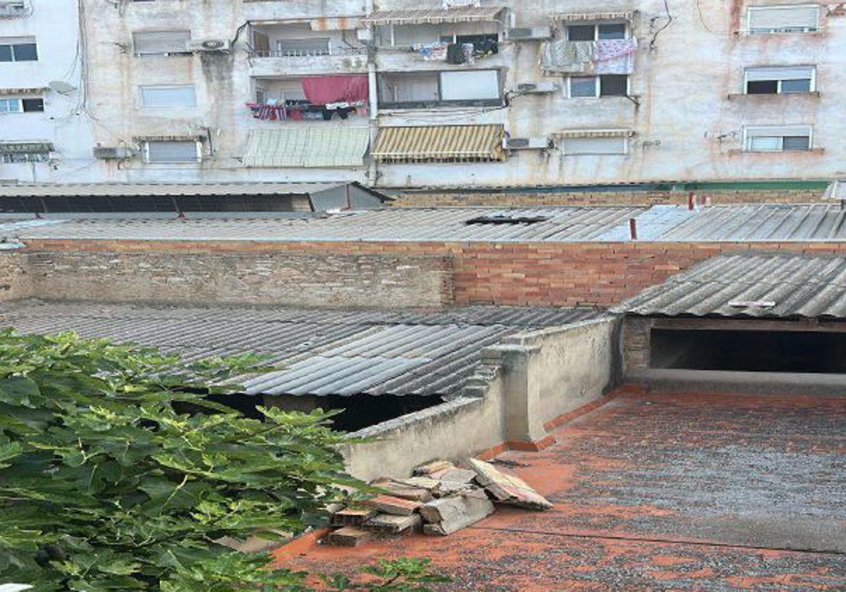 Tejado desde el que se precipitaron los dos menores al ceder la uralita.