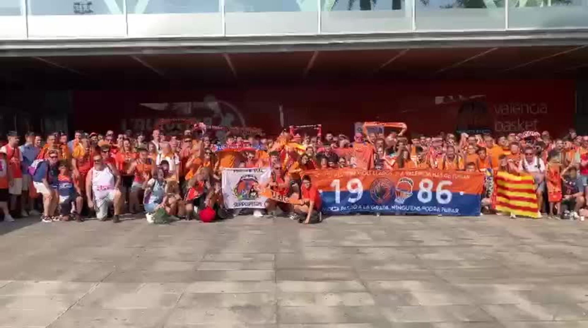 La afición del Valencia Basket parte hacia la final