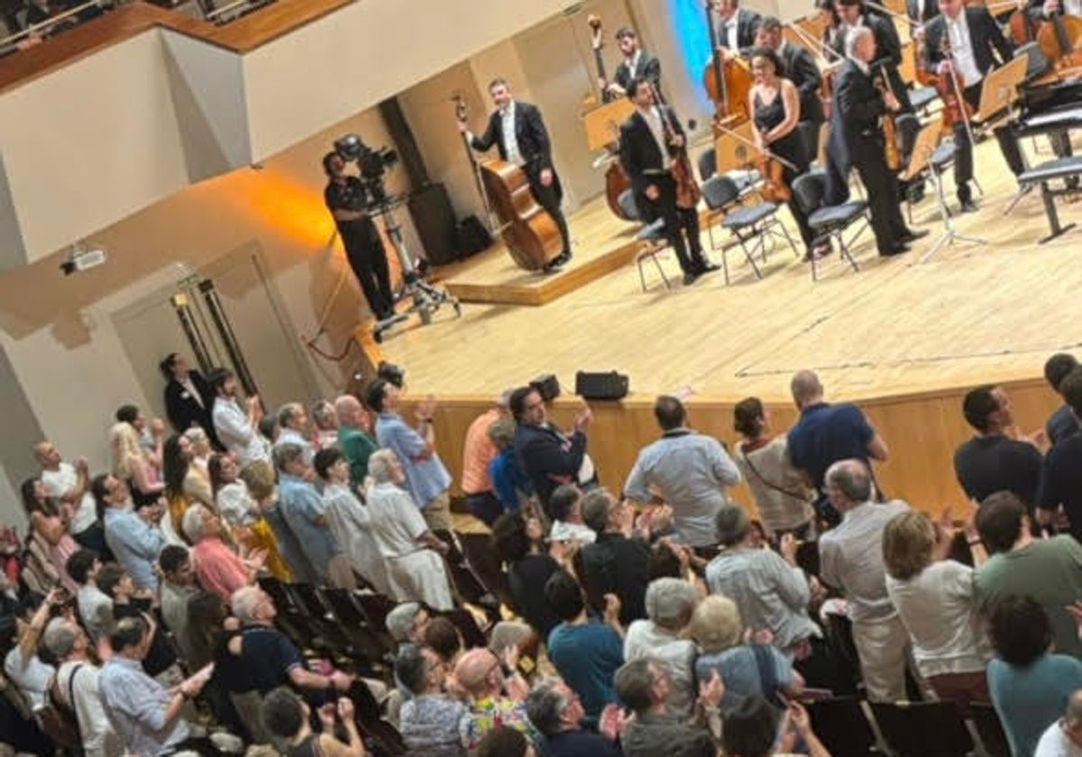 Ovación a la OCV, en el Auditorio Nacional.