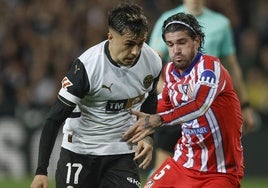 Iván Jaime, ante Rodrigo de Paul.
