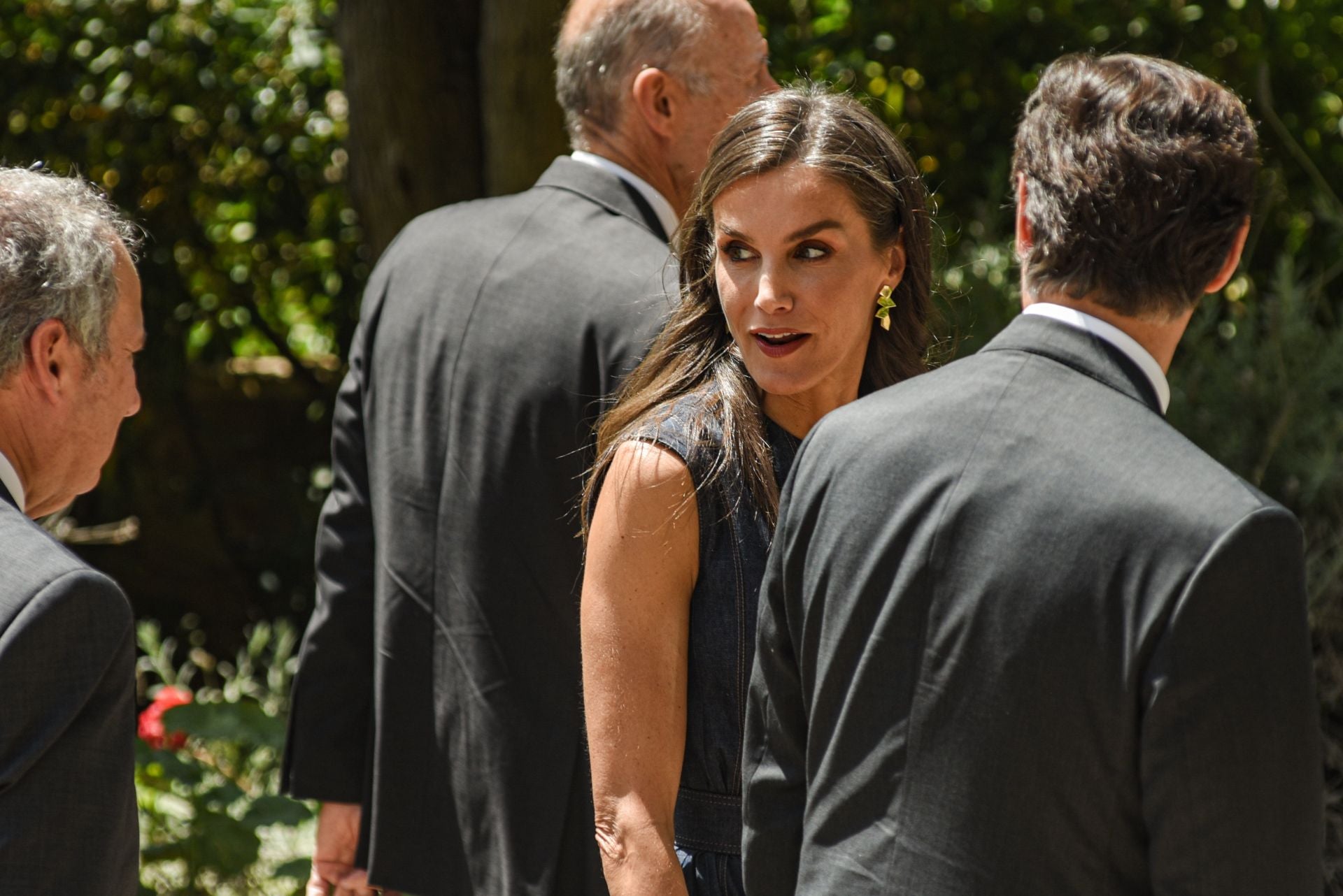 El look perfecto de Letizia para este verano: vestido denim y zapatos rojos