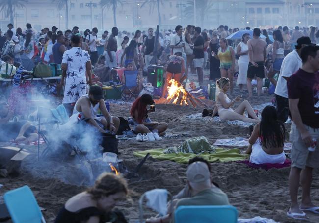 Todas las imágenes de la noche de San Juan en Valencia.