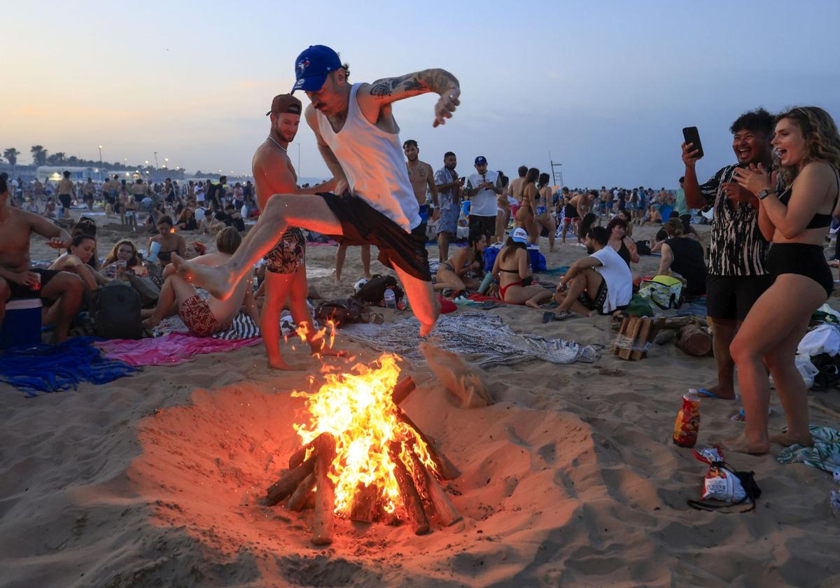 Un joven salta la hoguera, una tradición en la noche de San Juan.