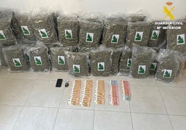 Droga, dinero y el teléfono requisado por la Guardia Civil.