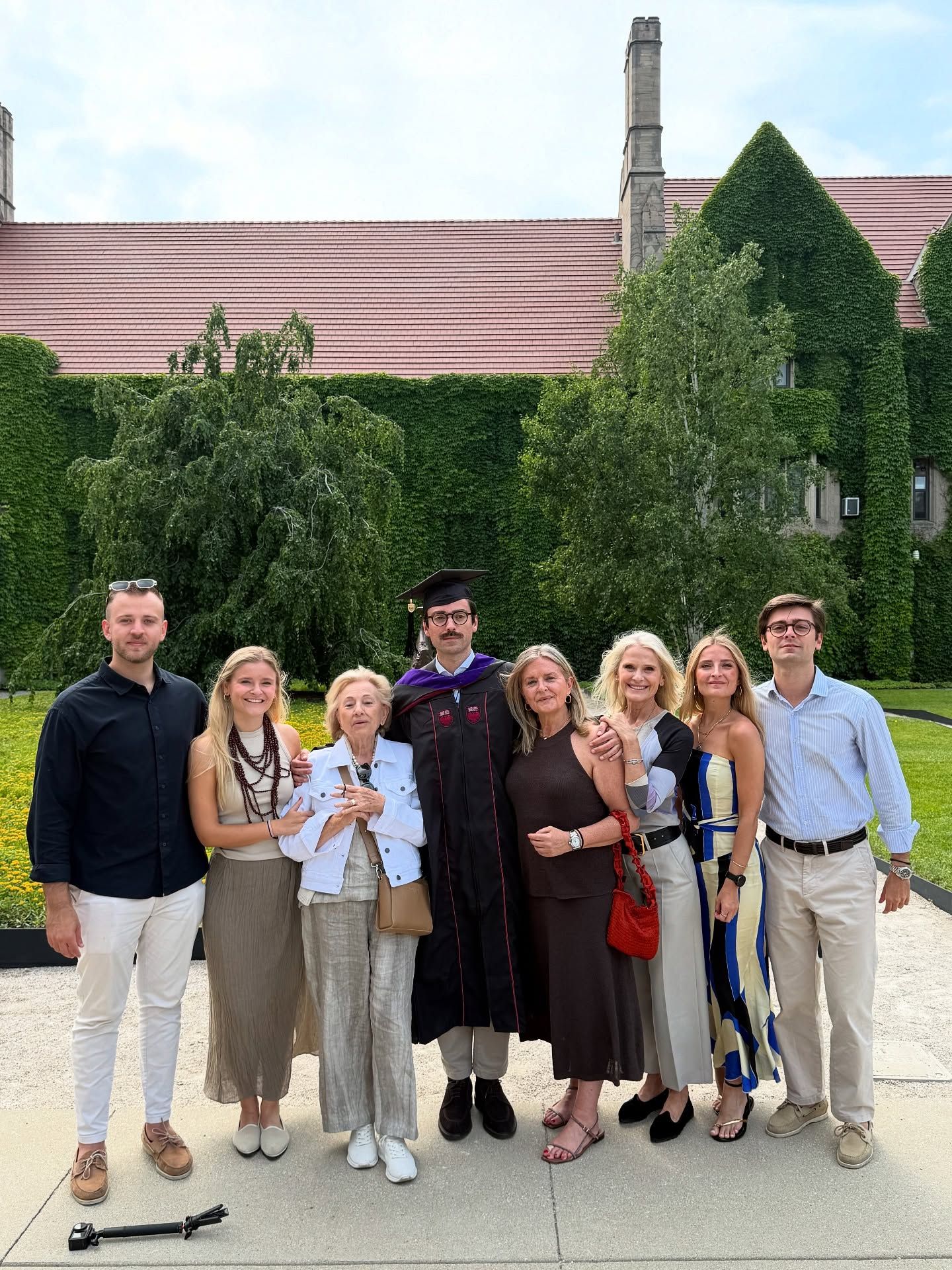 Martín Guillem, Sofía Prats, Rosa Gramaje, Alejandro Guillem, Eva y Laura Gallego, Paloma y Lorenzo Prats en la graduación de Alejandro en Chicago.
