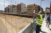 Zona en la que se ha producido la caída con operarios municipales asegurando unas vallas para impedir el acceso.