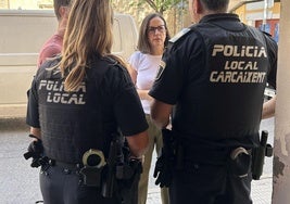 La alcaldesa de Carcaixent habla con agentes de la Policía Local.